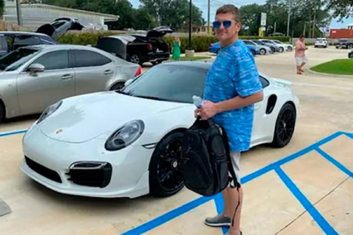 Мужчина расплатился за Porsche распечатанным на принтере чеком