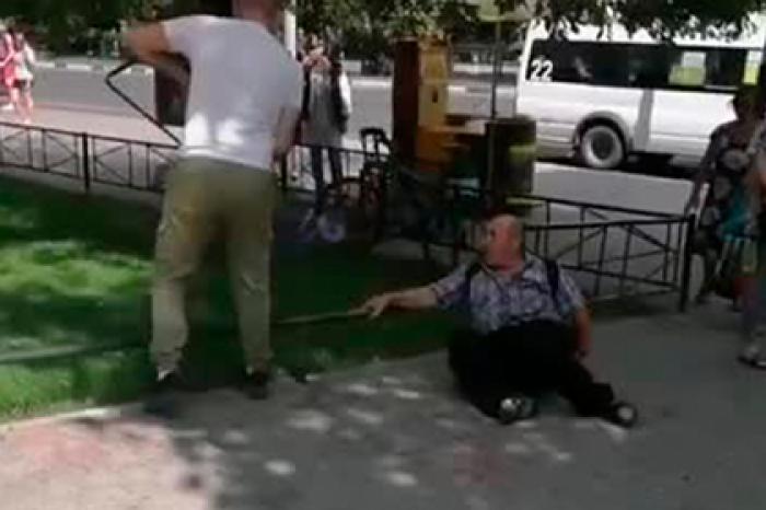 Нападение водителя маршрутки на пожилого россиянина попало на видео