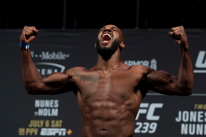 Освободивший титул лучший боец UFC анонсировал новые переговоры с промоушеном