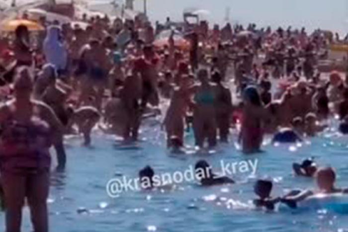 Переполненные отдыхающими пляжи в Сочи попали на видео и отпугнули туристов