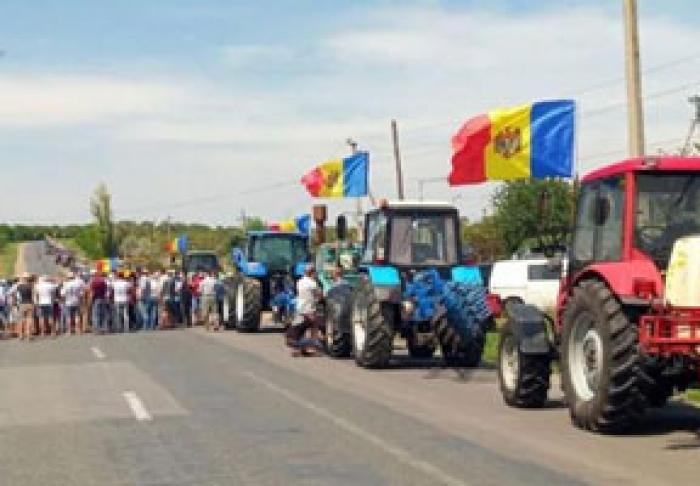 PROTESTATARILOR LI S-A INTERZIS ACCESUL SPRE CHIŞINĂU, IAR EI AU BLOCAT INTRĂRILE ÎN ORAŞ