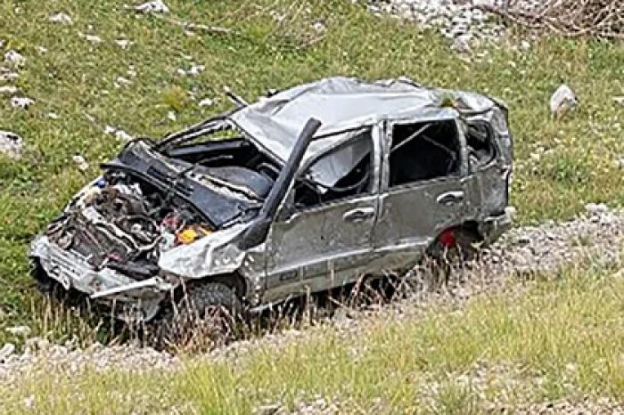 Россияне сорвались на машине в ущелье в Крыму
