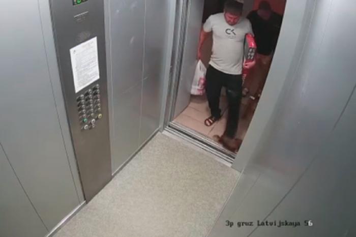 Россиянин жестоко избил ногами собаку в лифте и попал на видео