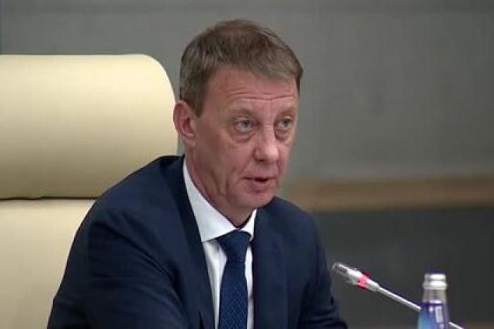 Российский мэр натянул маску на глаза и попал на видео