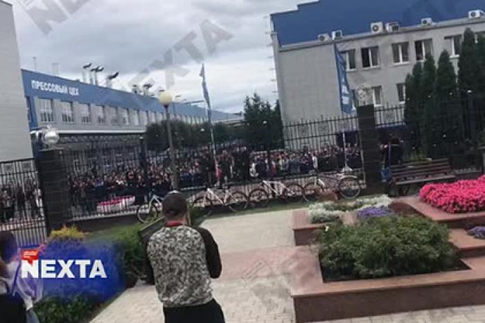 Скандирующие «Уходи!» работники БелАЗа попали на видео