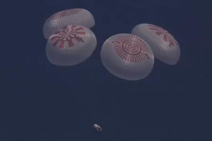 SpaceX показала полное видео спуска Crew Dragon