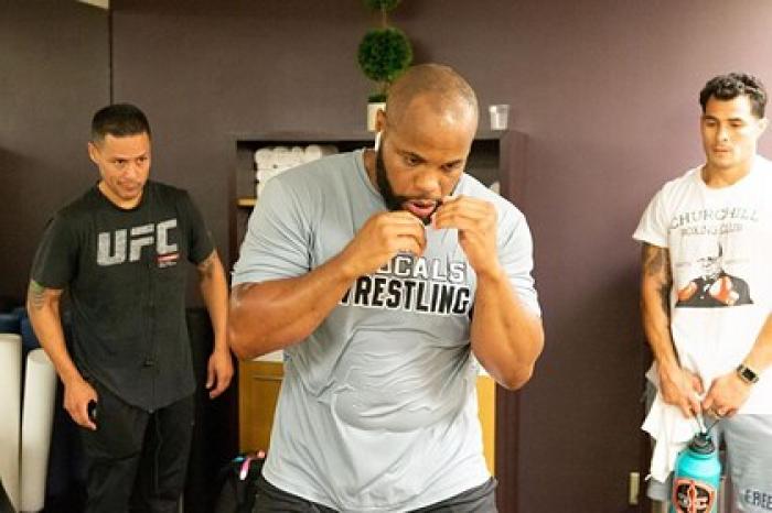 У Кормье подтвердился разрыв роговицы после поражения от Миочича в UFC