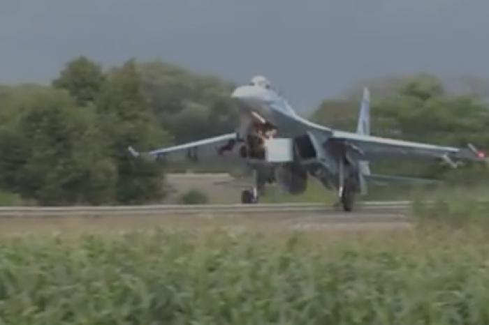 Украинский Су-27 снес дорожный знак и улетел