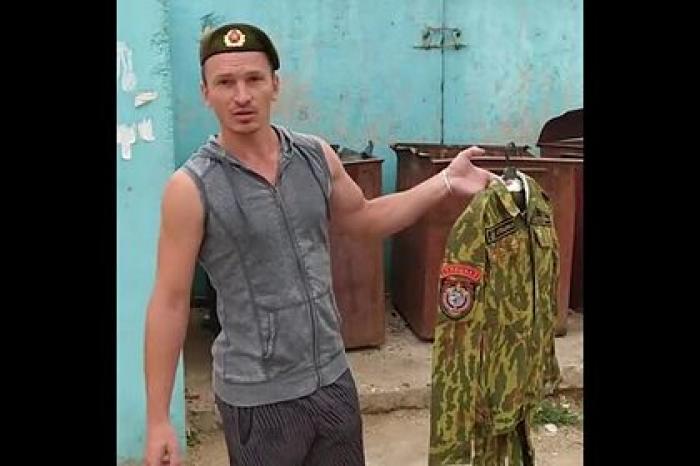 В Белоруссии спецназовцы выбросили форму в мусорные баки и застыдили силовиков