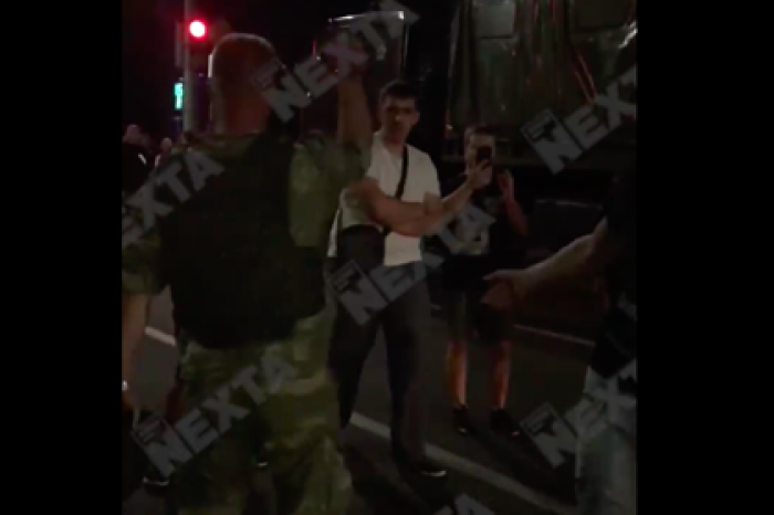 В Бресте военный развернул колонну грузовиков и попал на видео