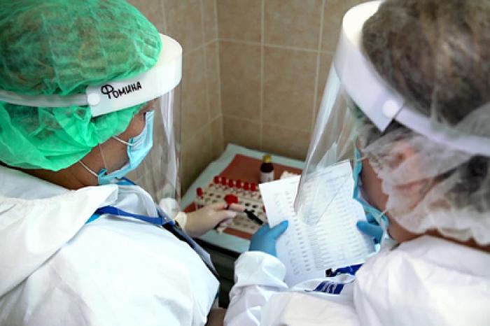 В Минздраве назвали первых получателей вакцины от коронавируса в России