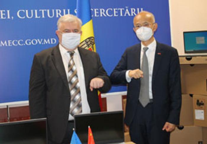 AMBASADA CHINEI A OFERIT 26 DE LAPTOPURI PENTRU ȘCOLILE DIN MOLDOVA