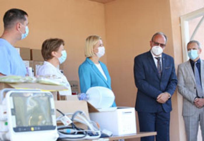 AMBASADORUL ROMÂNIEI A DONAT SPITALULUI RAIONAL COMRAT UN LOT DE ECHIPAMENTE MEDICALE