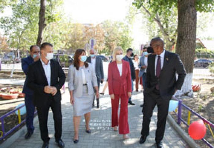 AMBASADORUL SUA A DONAT UN LOT DE TERMOMETRE ELECTRONICE FĂRĂ CONTACT PENTRU GRĂDINIŢELE DIN GĂGĂUZIA