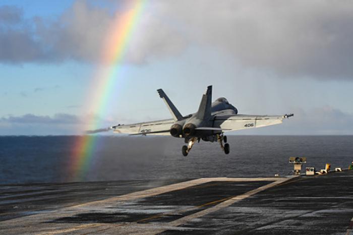 Американский F/A-18 дозаправился в «аду»