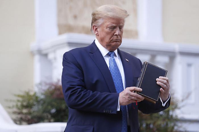 Библию с автографом Трампа решили продать за несколько миллионов рублей