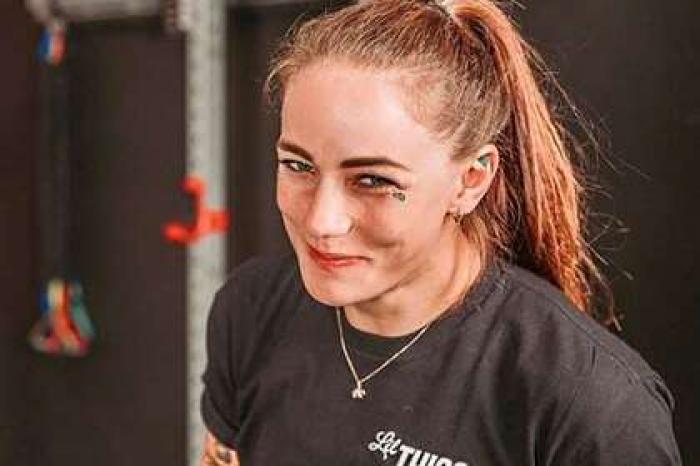 Девушка-боец UFC разбила лицо сопернице и узнала о ее скорой свадьбе