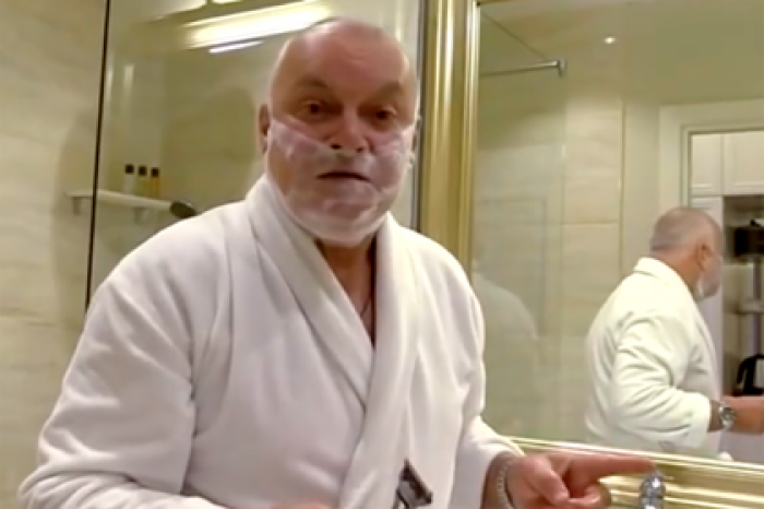 Дмитрий Киселев переночевал в томском номере Навального и выжил