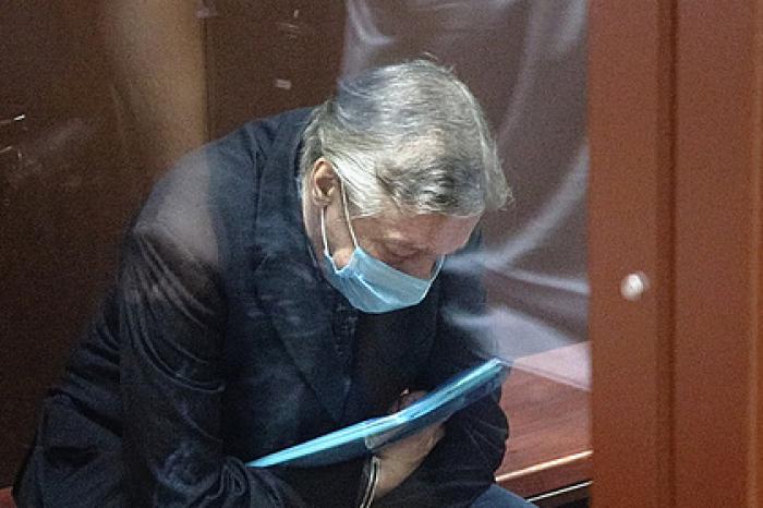 Ефремов прокомментировал смертельное ДТП словами «пить надо меньше»