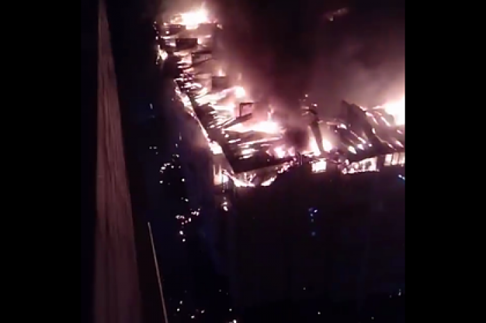 Горящая в российском городе многоэтажка попала на видео