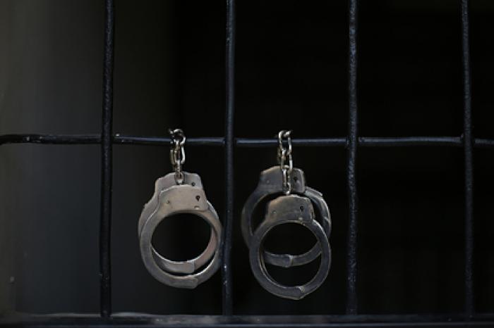 Извращенец заглянул под юбки сотням женщин и попал под суд