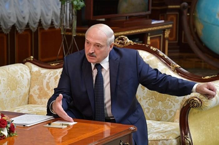 Лукашенко дал совет Макрону в ответ на предложение уйти в отставку