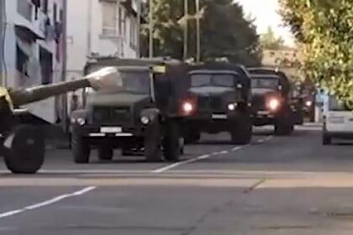 На улицах армянского поселка заметили военную технику
