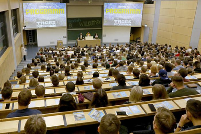 Преподаватель прокомментировал трусы студентки и остался без работы