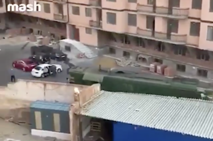 Проехавший по двору российский поезд попал на видео