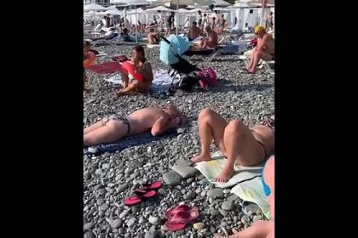 Происходящее на пляже в Сочи во время бархатного сезона сняли на видео