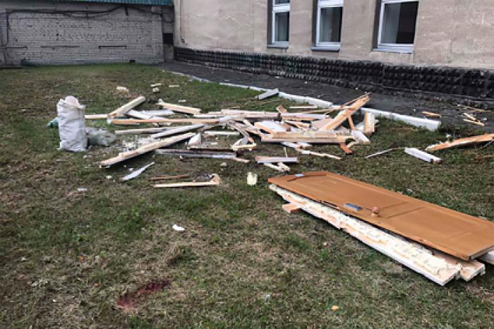 Рабочие в российском городе выбросили дверь в окно и убили мужчину
