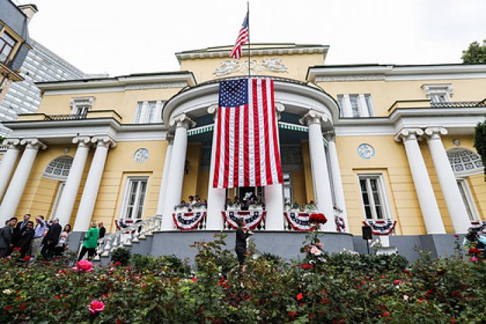 Россиянин на автомобиле прорвал периметр резиденции посла США в Москве
