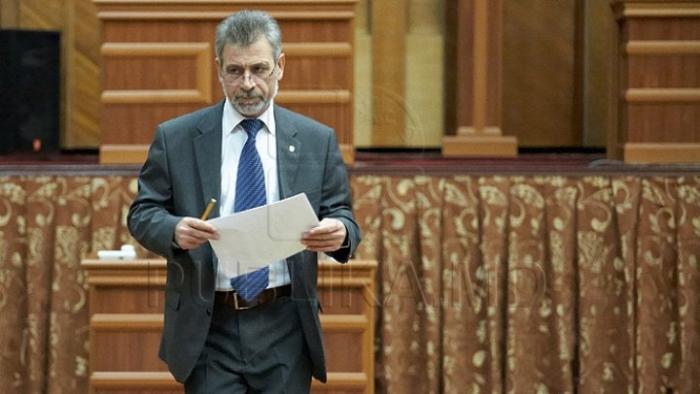 Se vrea președinte. Tudor Deliu a prezentat la CEC semnăturile pentru a fi înregistrat în cursa electorală