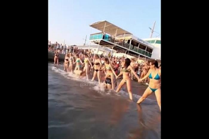 Странные развлечения туристов в Адлере попали на видео
