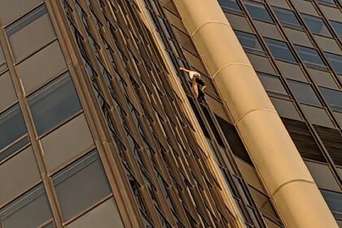 Турист попытался без страховки залезть на самый высокий небоскреб в Париже