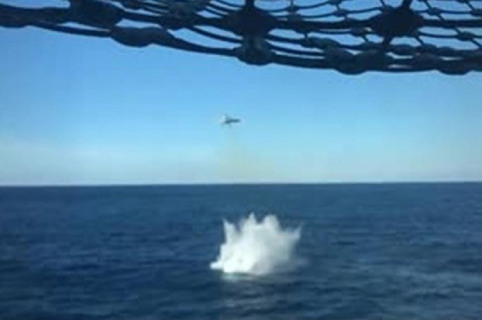 У F-18 отвалился при взлете с авианосца топливный бак