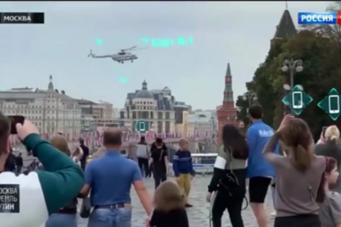 Вертолет Путина пролетел над центром Москвы и попал на видео