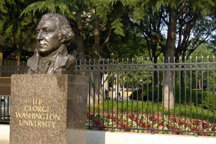 Всю жизнь притворявшуюся темнокожей преподавательницу отстранили от работы
