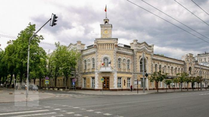 Выставили на торги участок земли в столице по заниженной цене: объяснения мунсоветников и реакция мэра