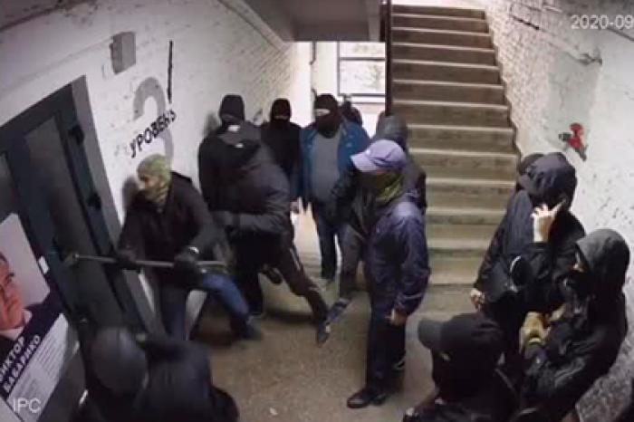 Взлом штаба бывшего соперника Лукашенко попал на видео