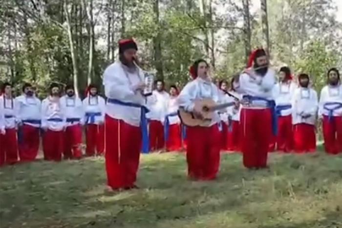 Застрявшие на границе паломники-хасиды в вышиванках спели гимн Украины