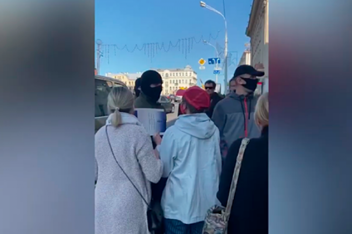 Жесткие задержания женщин в Белоруссии попали на видео