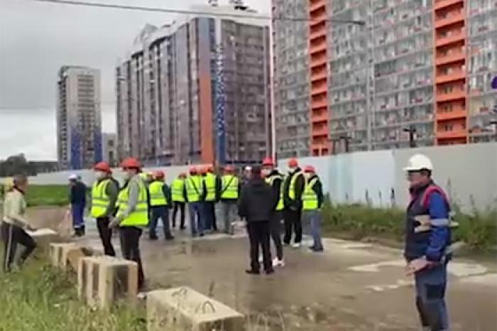 Жители Петербурга остались без парковки и подрались со строителями