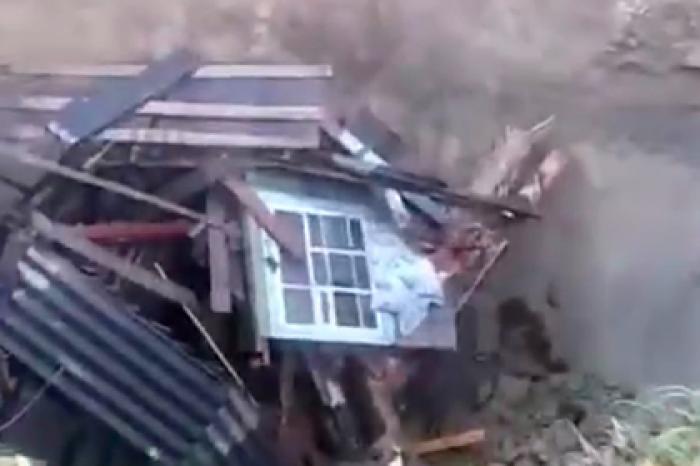 Дом россиянки разорвался пополам и ушел под землю