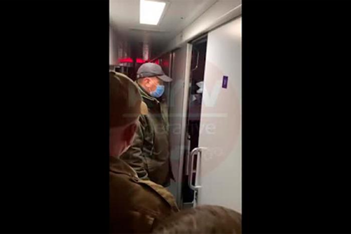 Голые украинки устроили дебош в поезде и попали на видео