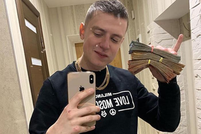 Избивший девушку во время эфира российский блогер обнищал