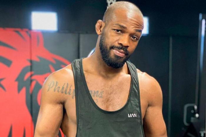 Лучший боец UFC посмеялся над фанатами Нурмагомедова