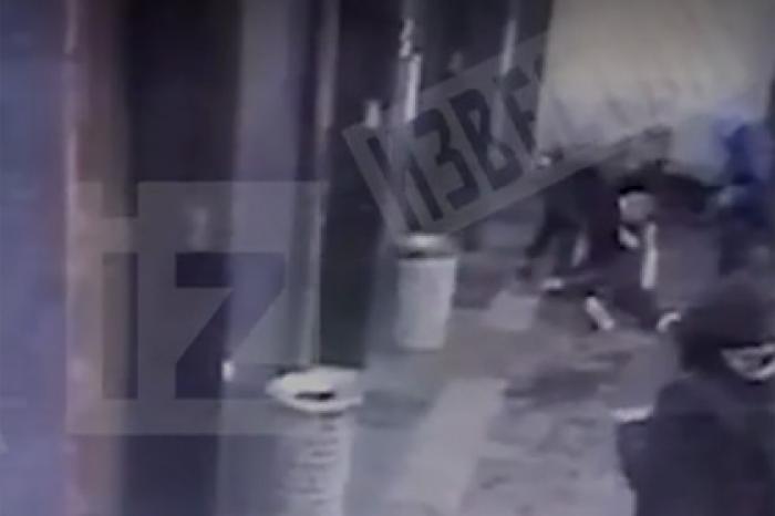 Нападение на полицейского у московского метро попало на видео