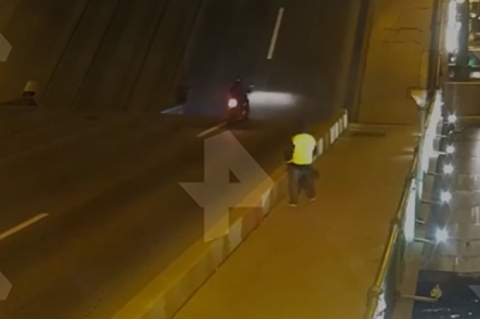 Падение мотоциклиста при разводе моста в Петербурге попало на видео