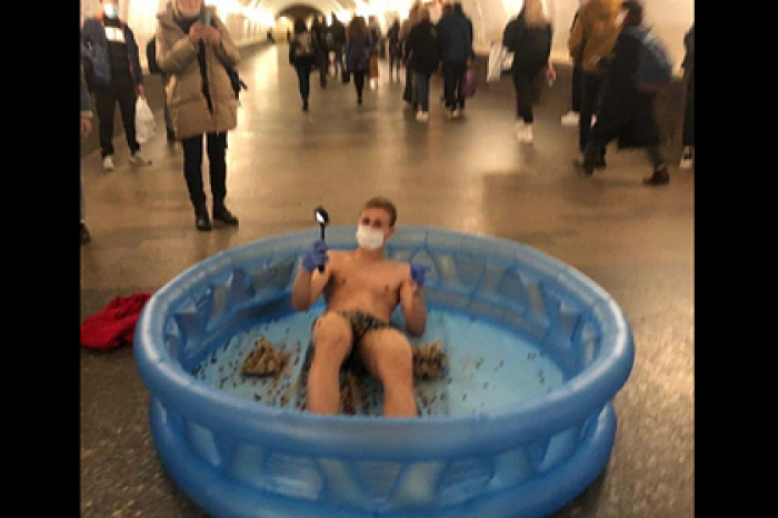 Пассажир московского метро в одних плавках искупался в бассейне с жуками